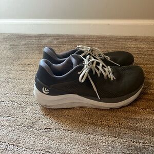 Topo tennis shoes. Size 10